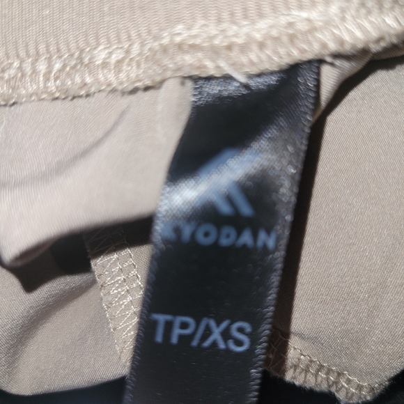 Kyodan Activewear Cropped Capris in Cream XS - Picture 2 of 4